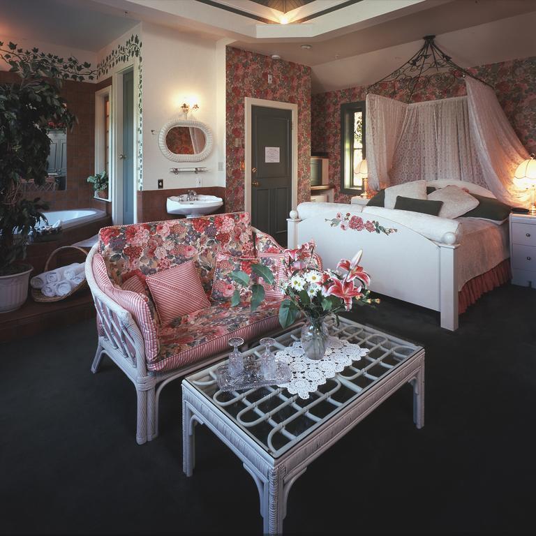 Humboldt House Bed & Breakfast Victoria Room photo