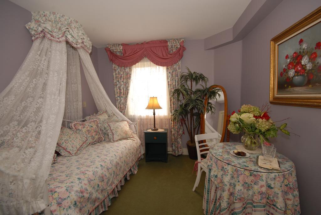 Humboldt House Bed & Breakfast Victoria Room photo